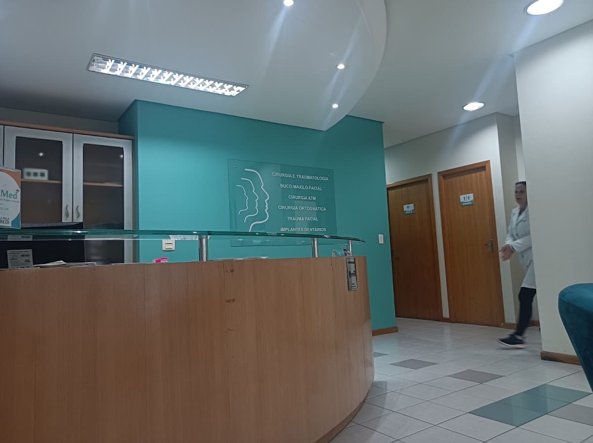 Paciente sorrindo após tratamento odontológico.