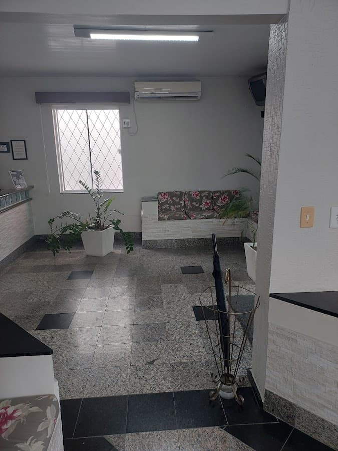 Recepção de clínica odontológica com ambiente limpo e organizado.